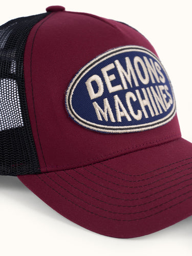 Gorra trucker Demons & Machines, con bordado en la frente y malla de nylon en la parte trasera. Talle único, cierre ajustable. #color_bordo