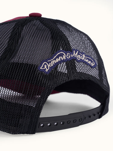 Gorra trucker Demons & Machines, con bordado en la frente y malla de nylon en la parte trasera. Talle único, cierre ajustable. #color_bordo
