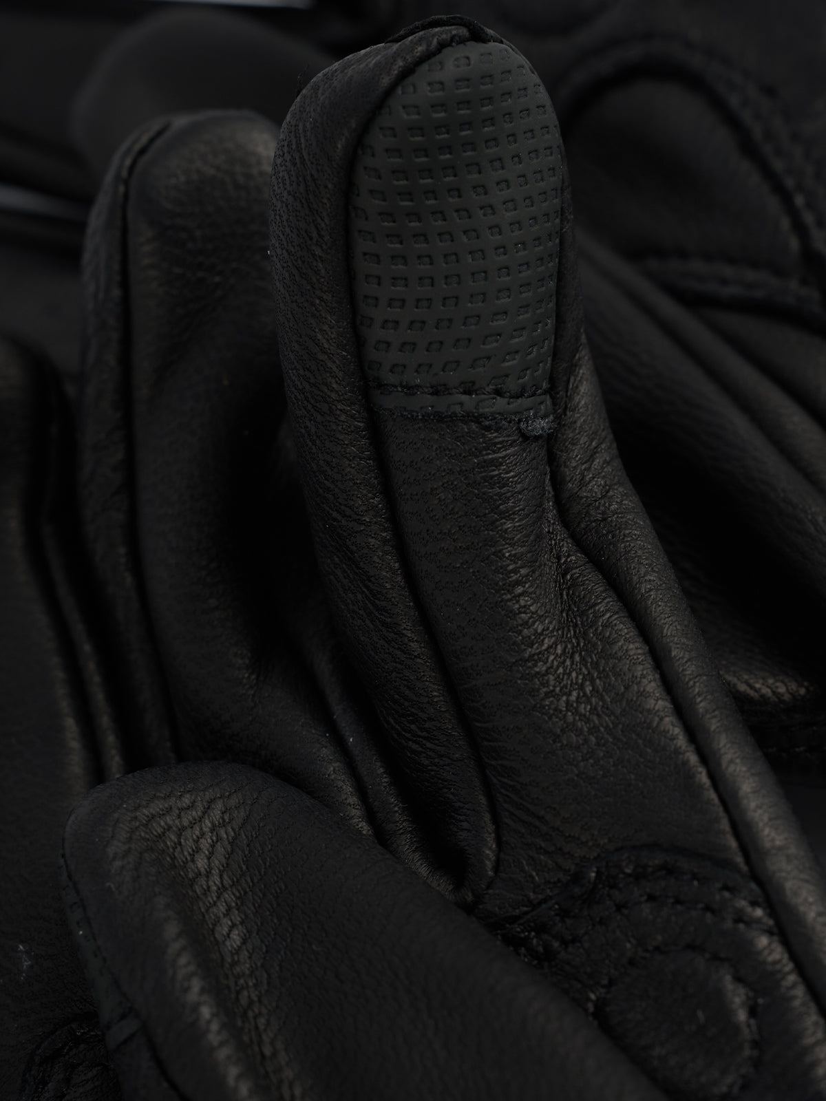 Detalle de la palma y los dedos de cuero liso de los Guantes Redwood con costuras finas