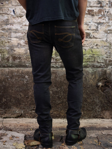 Jean de Demons & Machines de calce skinny confeccionado en denim elastizado de buen peso, que no marca ni ajusta. Este fit es de tiro medio-alto y queda entallado en piernas, acompañando el cuerpo sin pegarse excesivamente, otorgándole una gran comodidad. Lavado stone black con gastado sutil uniforme y bigoteado con 3D suave al frente.