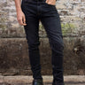 Jean de Demons & Machines de calce skinny confeccionado en denim elastizado de buen peso, que no marca ni ajusta. Este fit es de tiro medio-alto y queda entallado en piernas, acompañando el cuerpo sin pegarse excesivamente, otorgándole una gran comodidad. Lavado stone black con gastado sutil uniforme y bigoteado con 3D suave al frente.