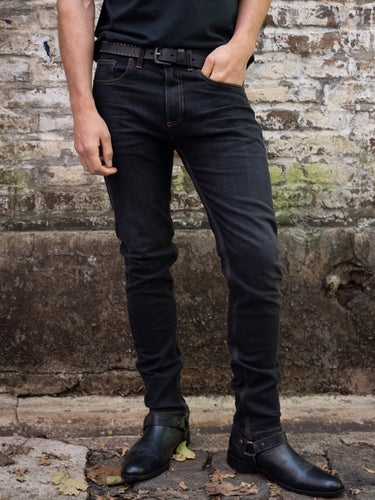 Jean de Demons & Machines de calce skinny confeccionado en denim elastizado de buen peso, que no marca ni ajusta. Este fit es de tiro medio-alto y queda entallado en piernas, acompañando el cuerpo sin pegarse excesivamente, otorgándole una gran comodidad. Lavado stone black con gastado sutil uniforme y bigoteado con 3D suave al frente.