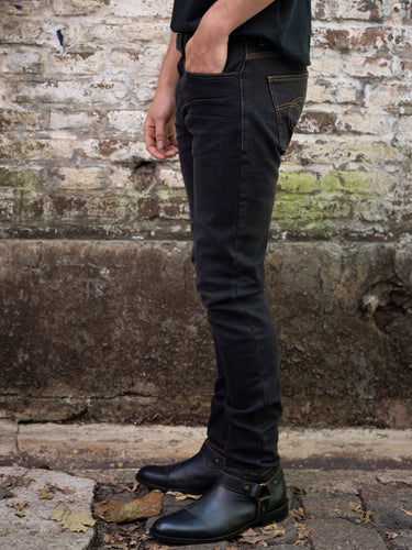 Jean de Demons & Machines de calce skinny confeccionado en denim elastizado de buen peso, que no marca ni ajusta. Este fit es de tiro medio-alto y queda entallado en piernas, acompañando el cuerpo sin pegarse excesivamente, otorgándole una gran comodidad. Lavado stone black con gastado sutil uniforme y bigoteado con 3D suave al frente.