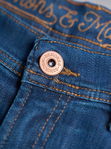 Jean Boot Cut Norman detalle botón - DEMONS & MACHINES