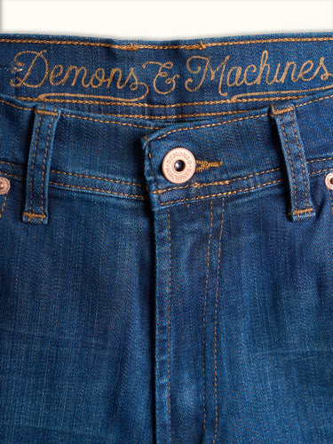 Jean de Demons & Machines de calce boot-cut confeccionado en denim elastizado. De tiro medio-alto, con entalle regular en cintura y cadera, y pierna que se va despegando terminando en una botamanga ligeramente abierta, ideal no solo para las botas sino para acompañar todo tipo de calzado.