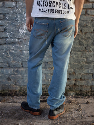 Jean de Demons & Machines de calce oversize. De tiro medio, este fit cae relajado con una apertura de pierna amplia y recta que continua regular hacia la botamanga.  Lavado stone con sobre teñido crudo logrando un tono celeste vintage, gastados localizados y roturas reparadas a mano para un auténtica apariencia vintage.