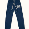 Pantalones de entrenamiento jogger azul de Demons & Machines, vista frontal del modelo en color azul. #color_azul