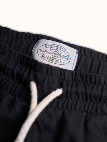 Pantalones jogger de entrenamiento negros de la marca Demons & Machines, vista frontal del producto. #color_negro