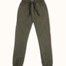 Pantalón Demons & Machines de corte jogger slim, confeccionado en gabardina elastizada. Bolsillos delanteros y bolsillo relojero bien jeaneros, cintura con elástico interno y cordón ajustable, bolsillos plaqué en trasero. #color_verde