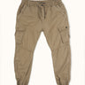 Pantalón cargo Demons & Machines oversize confeccionado en gabardina liviana de algodón. #color_camel