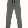 Pantalón chino Demons & Machines de corte jogger; confeccionado en gabardina elastizada. Cintura con elástico interno y cordón ajustable, bolsillos ojal y pinzas en trasero. #color_verde