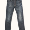 Jean Demons & Machines de calce slim confeccionado en denim elastizado importado de Turquía. Este fit es de tiro medio y queda entallado en piernas.La tela base, tejida en Turquía, es un gran diferencial en este modelo aportando comodidad, alta elasticidad y un tacto único. Lavado gastado con bigotes localizados al frente y en rodillas traseras. 