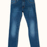 Jean de Demons & Machines de calce skinny confeccionado en denim elastizado importado de Turquía. Este fit es de tiro medio y queda entallado en piernas, acompañando el cuerpo sin pegarse excesivamente. La tela base, tejida en Turquía, es un gran diferencial en este modelo aportando comodidad, alta elasticidad y un tacto único. Lavado azul claro con gastado acentuado a la altura de las rodillas y bigoteado con láser al frente.