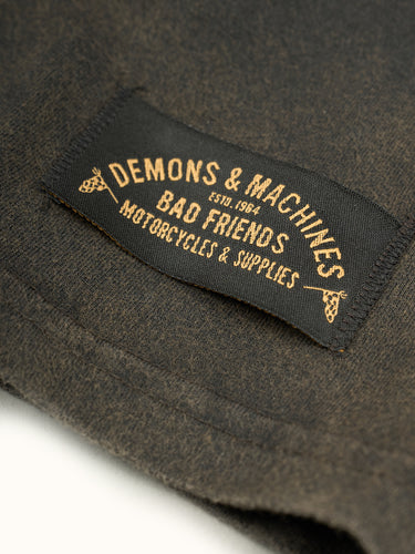 Remera Acid College marrón acid wash detalle etiqueta - Demons & Machines
