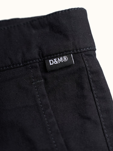 Pantalón japo relajado de la marca Demons & Machines, pantalones de estilo casual y cómodo, vista frontal.  #color_negro