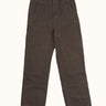 Pantalón Demons & Machines modelo carpintero confeccionado en canvas pesado de algodón. Calce relajado en cadera con una apertura de pierna recta y cómoda. Rodillas doble capa de tela, pasacintos resistentes y bolsillos traseros reforzados. Cuenta con múltiples bolsillos para herramientas y artículos diversos, además de presilla para martillo en la pierna izquierda.  #color_marr-n