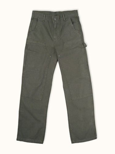 Pantalón Demons & Machines modelo carpintero confeccionado en canvas pesado de algodón. Calce relajado en cadera con una apertura de pierna recta y cómoda. Rodillas doble capa de tela, pasacintos resistentes y bolsillos traseros reforzados. Cuenta con múltiples bolsillos para herramientas y artículos diversos, además de presilla para martillo en la pierna izquierda. #color_verde