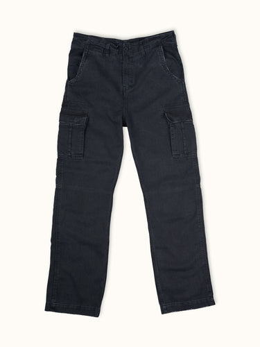Pantalón cargo Benson negro de la marca Demons & Machines, vista frontal con bolsillos laterales y cinturilla ajustable. #color_negro