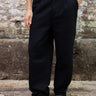 Pantalón DEMONS & MACHINES de calce relaxed con impronta sastrera, ideal para lucir un look casual y descontracturado. #color_negro