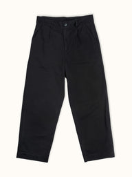 Pantalón DEMONS & MACHINES de calce relaxed con impronta sastrera, ideal para lucir un look casual y descontracturado. #color_negro