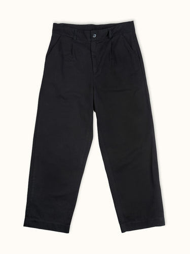 Pantalón DEMONS & MACHINES de calce relaxed con impronta sastrera, ideal para lucir un look casual y descontracturado. #color_negro