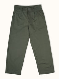Pantalón DEMONS & MACHINES de calce relaxed con impronta sastrera, ideal para lucir un look casual y descontracturado.  #color_verde