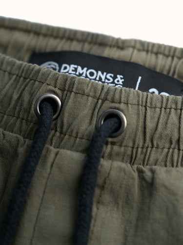 Pantalones jogger con bolsillos Demons & Machines, diseño y ajuste cómodo. #color_verde