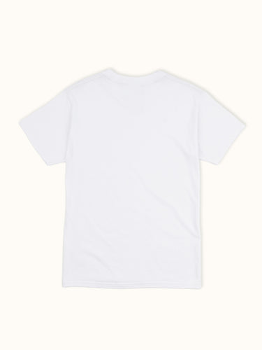 Remera básica blanca de la marca Demons & Machines, vista frontal con cuello y mangas cortas.  #color_blanco