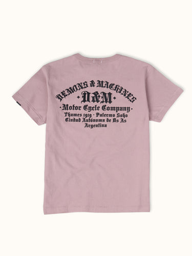 Remera rosa DEMONS & MACHINES Palermo Address con diseño en la parte frontal, tela suave 100% algodón, con diseño estampado grande en serigrafía y corte cómodo.
