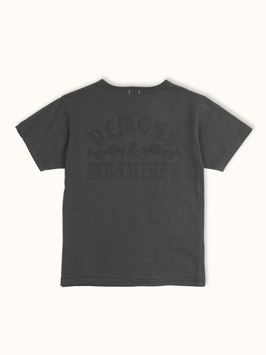 Remera con diseño de cadena de DEMONS & MACHINES 100% algodón premium, con diseño estampado en frente y dorso en serigrafía puff. #color_negro