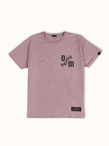 Remera con diseño de cadena de DEMONS & MACHINES 100% algodón premium, con diseño estampado en frente y dorso en serigrafía puff. #color_rosa