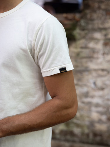 Remera básica DEMONS & MACHINES, 100% algodón premium pesado, cuello redondo. #color_offwhite