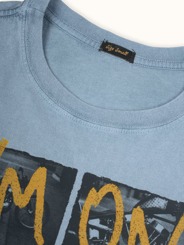 Remera DEMONS & MACHINES Tibetan de manga corta, en colaboración con el fotógrafo Pablo Franco con diseño gráfico en el frente, 100% algodón premium y cuello redondo.