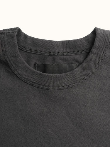 Remera slim DEMONS & MACHINES EAGLE, estampa gigante craqueada, algodón pesado peinado premium.  #color_negro