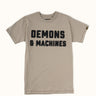 Remera Demons & Machines manga corta confeccionada en Jersey 16/1 de algodón peinado. Calce slim y cuello terminado en collareta con complemento ribb. Terminaciones de mangas y ruedo en dobladillo con costura india. Bordado marcaría al frente, con letras aplicadas en paño y pespuntes al tono. Suavizado sobre prenda terminada. #color_khaki