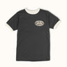 Remera deportiva Demons & Machines Speed, 100% algodón premium con cuello y puños combinados a contra tono con diseño moderno, estampa puff y ajuste cómodo para entrenamiento. #color_crudo