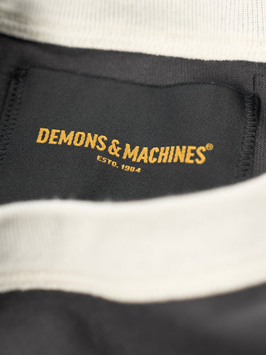 Remera deportiva Demons & Machines Speed, 100% algodón premium con cuello y puños combinados a contra tono con diseño moderno, estampa puff y ajuste cómodo para entrenamiento. #color_crudo