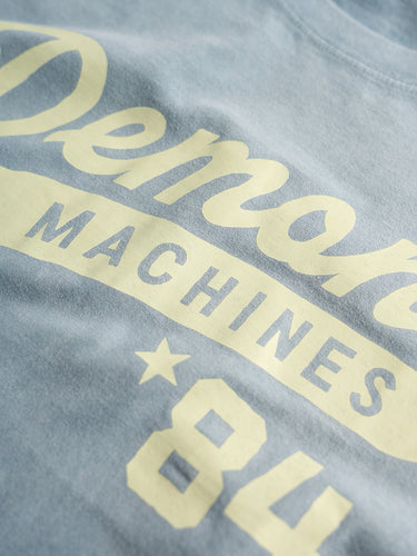Remera de Demons & Machines confeccionada en jersey 20/1 de algodón peinado. Calce slim, manga corta y cuello en ribb. Proceso de teñido acid wash sobre prenda terminada, generando sobre la tela un look gastado imperfecto. Estampa frente y espalda con técnica DTF.
