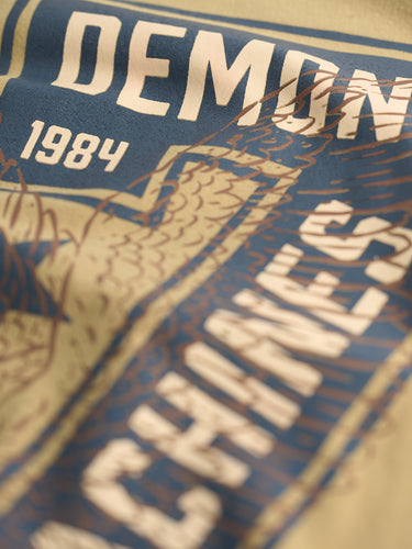 Remera de Demons & Machines confeccionada en jersey de algodón peinado. Calce slim, manga corta y cuello en reeb. Proceso de teñido acid wash sobre prenda terminada, generando sobre la tela un look gastado imperfecto. Las variaciones en el tono son propias de este tipo de teñido y logra que ninguna prenda sea exactamente igual a la otra. Estampa al frente y en espalda mediante serigrafía con tinta cubritiva.