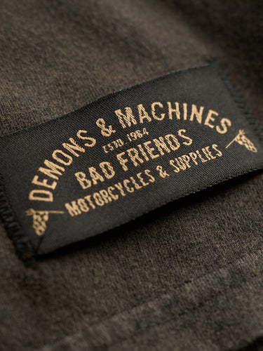 Remera Demons & Machines confeccionada en jersey de algodón peinado. Calce slim, manga corta y cuello en reeb. Proceso de teñido acid wash sobre prenda terminada, generando sobre la tela un look gastado imperfecto. Estampa al frente y en espalda mediante serigrafía con tinta cubritiva.