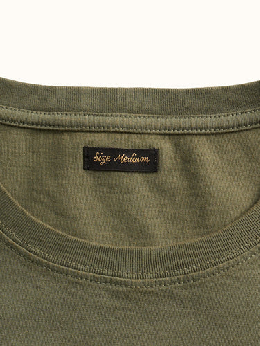 Remera manga corta de Demons & Machines confeccionada en jersey de algodón y cuello de ribb. Estampa al frente y en espalda. Teñido en prenda. Regular fit. #color_verde