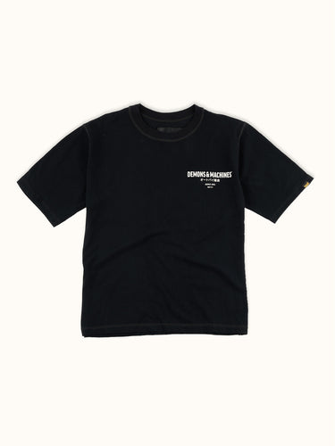 Remera Relax Kanji negra, vista frontal con logo chico. #color_negro
