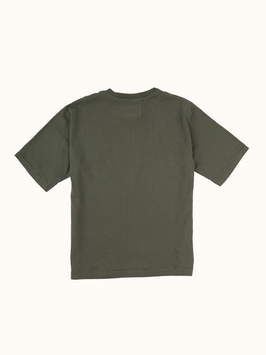 Remera manga corta Demons & Machines calce relaxed, con hombro caído, confeccionada en Jersey 16/1 de algodón peinado. Terminaciones de mangas y ruedo con dobladillo y costura india. Logo de marca bordado en bajo ruedo. Suavizado sobre prenda terminada. #color_verde