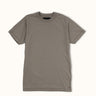 Remera slim Demons & Machines, 100% algodón pesado premium, con bordado inferior de marca, tela suave y ajustada para estilo casual. #color_khaki