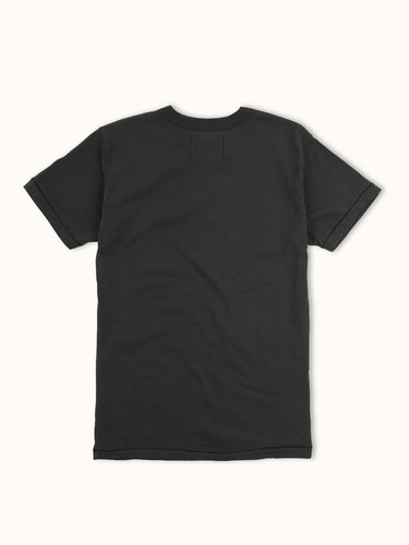 Remera slim Demons & Machines, 100% algodón pesado premium, con bordado inferior de marca, tela suave y ajustada para estilo casual. #color_negro