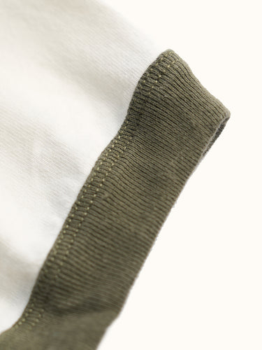 Remera Demons & Machines manga corta calce slim, confeccionada en Jersey de algodón peinado. Cuello y puños terminados en collareta ancha con tejido ribb a contratono, dando un look sporty vintage. Terminacion ruedo con dobladillo y costura india. Estampas marcarias al frente y en espalda, en serigrafía con efecto desgastado y Artes by Luis Mayer.