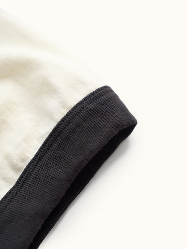 Remera deportiva Demons & Machines, 100% algodón premium con cuello y puños combinados a contra tono con diseño moderno, bordado inferior de logo y ajuste cómodo para entrenamiento. #color_negro