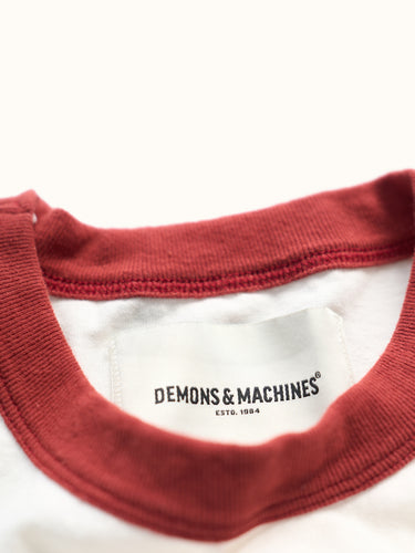 Primer plano del cuello ladrillo con etiqueta estampada Demons & Machines de la Remera Sporty Slim #color_ladrillo