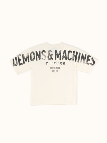 Remera Demons & Machines manga corta calce relaxed, con hombro caído, confeccionada en Jersey 16/1 de algodón peinado. Cuello aplicado con tejido ribb al tono. Terminaciones de sisas, mangas y ruedo con bordador. Estampa marcaria en espalda abarcando de manga a manga, con serigrafía en tinta al agua y efecto gastado. Suavizado sobre prenda terminada, dandole un look gastado imperfecto a la tela y a la estampa. #color_crudo