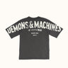 Remera Demons & Machines manga corta calce relaxed, con hombro caído, confeccionada en Jersey 16/1 de algodón peinado. Cuello aplicado con tejido ribb al tono. Terminaciones de sisas, mangas y ruedo con bordador. Estampa marcaria en espalda abarcando de manga a manga, con serigrafía en tinta al agua y efecto gastado. Suavizado sobre prenda terminada, dandole un look gastado imperfecto a la tela y a la estampa. #color_negro